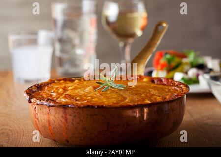 Moussaka dans un récipient en cuivre Banque D'Images