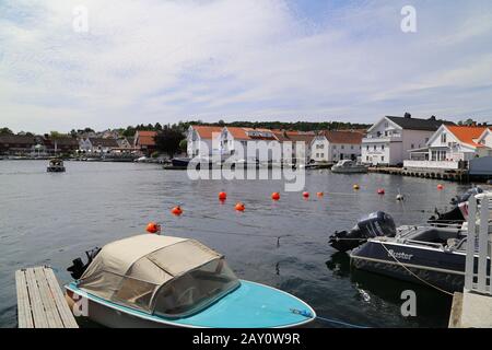 Un été calme jour à Marina Kristiansand Lillesand, Norvège Banque D'Images