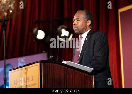 Los Angeles, États-Unis. 13 février 2020. Le secrétaire américain du ministère du logement et du développement urbain Ben Carson parle lors d'un symposium sur l'itinérance à l'USC à Los Angeles. L'événement s'est tenu à l'USC Schwarzenegger Institute et a examiné les solutions aux sans-abri en Californie. Crédit: Sopa Images Limited/Alay Live News Banque D'Images
