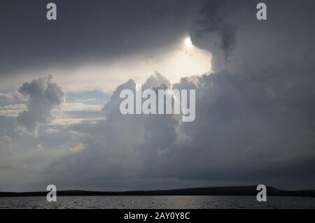 Un faisceau de sommation incroyable à travers des nuages en tempête Banque D'Images