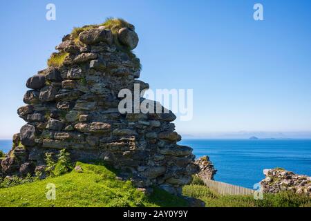 Vue sur les ruines du château de Duntulm, sur la côte nord de Trotternish, île de Skye, Écosse, Royaume-Uni. C'était le siège des chefs de Banque D'Images