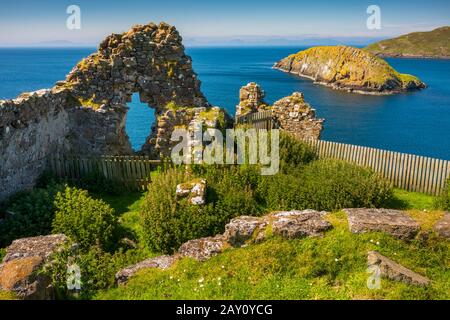 Vue sur les ruines du château de Duntulm, sur la côte nord de Trotternish, île de Skye, Écosse, Royaume-Uni. C'était le siège des chefs de Banque D'Images