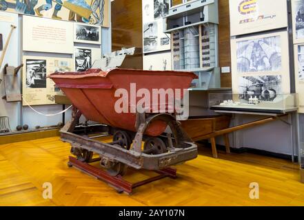 Novorossiysk, Russie - 01 août 2019 : chariot pour le transport de minéraux, Musée de l'Histoire du ciment, Novorossiysk Banque D'Images