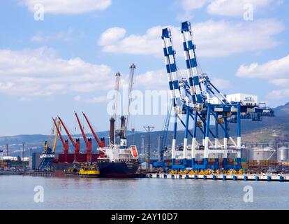 Novorossiysk, Russie - 01 août 2019: Grues de cargaison aux couchettes du port de Novorossiysk Banque D'Images