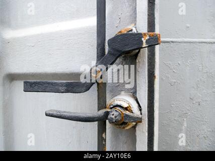 Verrouillage mécanique sur une porte étanche du navire Banque D'Images