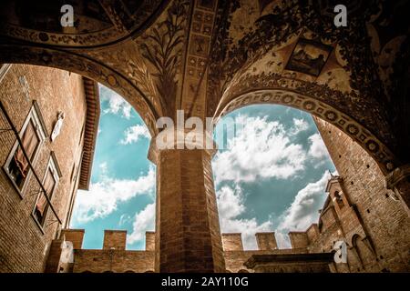 Cour du Palais Chigi Saracini, Sienne, Italie / Cour de l'Académie musicale de Sienne, Italie . Palazzo Chigi Saracini Banque D'Images