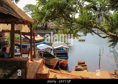 Jinja, Ouganda - 20 janvier 2015 : restaurants et cafés avec bateaux à proximité de la source du Nil. Banque D'Images