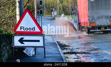 Le camion traverse des inondations sur l'A64 leeds yorkshire royaume-uni Banque D'Images