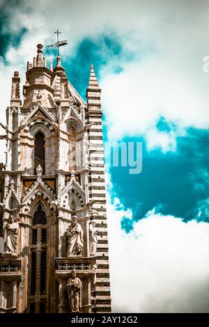 Tour Bell de la cathédrale de Sienne / Facade détail de la cathédrale métropolitaine de Saint Marie de l'Assomption Banque D'Images