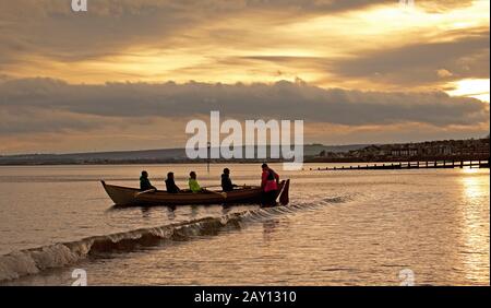 Portobello Beach, Édimbourg, Écosse, Royaume-Uni. 14 février 2020. Lever de soleil nuageux pour ces rameurs se dirigeant vers le Firth of Forth pour faire le meilleur du temps calme tôt le matin, température de 5 degrés les prévisions sont pluie cet après-midi Banque D'Images