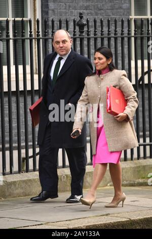 Le secrétaire à la Défense, Ben Wallace, et le secrétaire à l'intérieur, Priti Patel, arrivent au 10 Downing Street, Londres, pour la première réunion du Cabinet depuis la nouvelle réunion. Banque D'Images