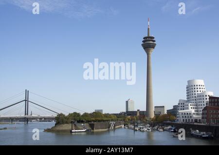 Le port de la moyenne à Düsseldorf avec le rhinetower Banque D'Images