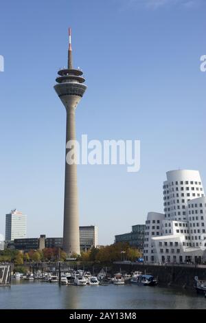 Le port de la moyenne à Düsseldorf avec le rhinetower Banque D'Images