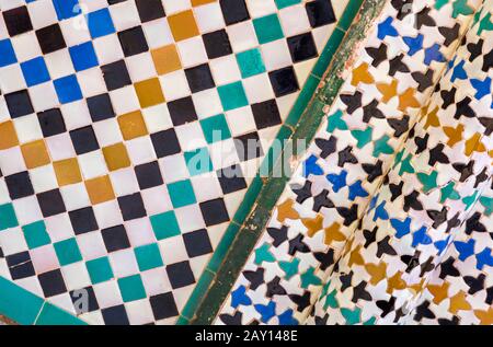 Les carreaux de l'Alhambra sont ornés de mosaïques dans la cour des Myrtles du palais de l'Alhambra, Grenade, Andalousie, Espagne en février Banque D'Images