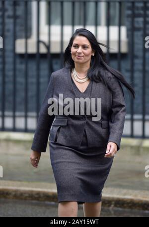 La députée Priti Patel à Downing Street le jour où elle a conservé son emploi de secrétaire à la maison lors d'un remaniement ministériel, le 13 février 2020 Banque D'Images