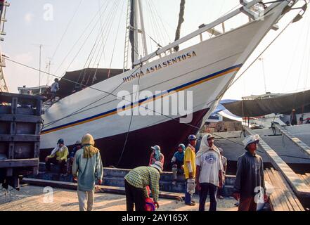 Bunga Asia Sentosa, un voilier à deux mâts appelé pinisi au vieux port de Sunda Kelapa, Jakarta, Indonésie, juin 1995 Banque D'Images