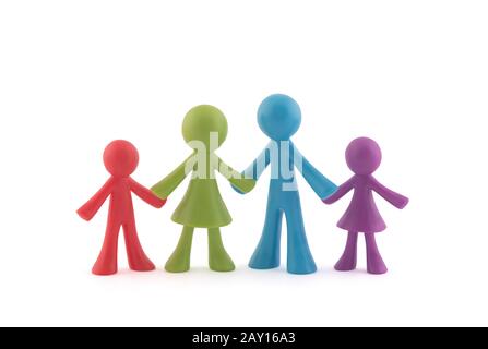Figurines de famille colorées sur fond blanc avec chemin d'écrêtage Banque D'Images