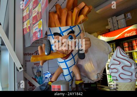 Oosterscheldekering, Pays-Bas, Août 2019. Dans un kiosque de cuisine de rue, une marionnette représente le plat principal : les frites. Banque D'Images