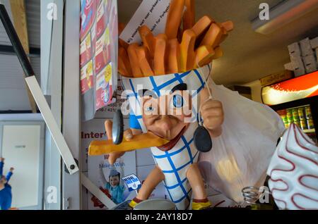 Oosterscheldekering, Pays-Bas, Août 2019. Dans un kiosque de cuisine de rue, une marionnette représente le plat principal : les frites. Banque D'Images