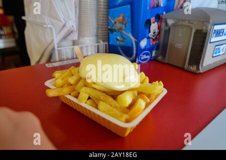Oosterscheldekering, Pays-Bas, Août 2019. Le plat principal d'un kiosque à cuisine de rue : frites. Une partie est prête à être appréciée, une dose riche Banque D'Images