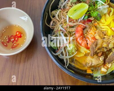 Nouilles vietnamiennes de porc braisé et de riz aux crevettes - Mi Quang Banque D'Images