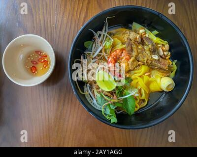 Cuisine traditionnelle vietnamienne - bol de délicieux Mi Quang Banque D'Images