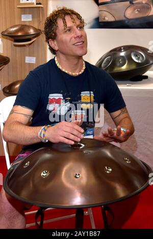 Anaheim, CA - 17 JANVIER : Brandon Blake - Handpan au « salon NAMM » le 17 janvier à Anaheim, Californie. (Photo de Glenn Francis /PacificProDigital. Banque D'Images