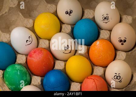 Pâques printanière des œufs peints colorés dans la boîte Banque D'Images