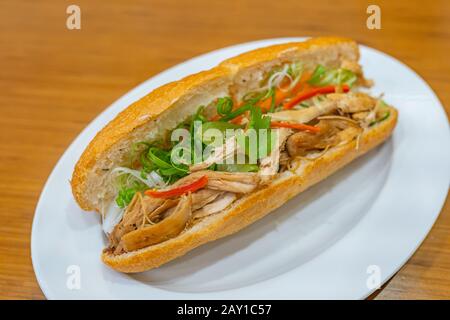 Sandwich traditionnel vietnamien à la viande de poulet et scallion - Banh Mi Banque D'Images