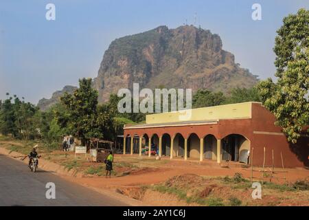 Mbale, Ouganda - 2 février 2016 : la vie quotidienne dans la rue de la ville frontalière ougandaise locale de Mbale, près de la frontière avec le Kenya. Vue Sur Le Mont Elgo Banque D'Images