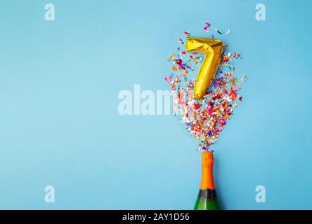 bouteille de champagne du 7ème anniversaire en montgolfière Banque D'Images