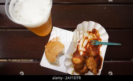 Berliner Fast food - Currywurst et bière Banque D'Images