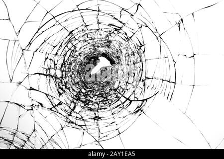 Fissures sur le verre cassé après les coups de pistolet. Trou perforé Dans Le Vandalisme de pare-brise et assaut avec une arme à feu. Voleurs de fenêtres endommagés. Banque D'Images