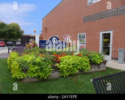 Newport, Rhode Island-septembre 2017 : fleurs colorées à l'extérieur du centre d'information aux visiteurs de Newport. Banque D'Images