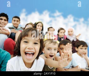 Foule d'enfants, différents âges et courses devant l'école, temps de pause Banque D'Images