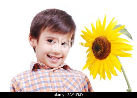 Très mignon garçon embrassant le tournesol comme ami Banque D'Images