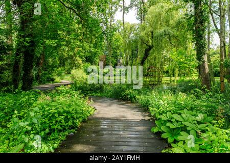 France, Indre et Loire, Vallée de la Loire classée au patrimoine mondial par l'UNESCO, Amboise, Parc et Jardins du Château du Clos Lucé, passage en planches dans le Parc Banque D'Images