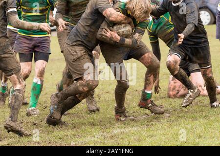 Un match de rugby extrêmement boueux a lieu Banque D'Images