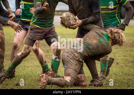 Un match de rugby extrêmement boueux a lieu Banque D'Images