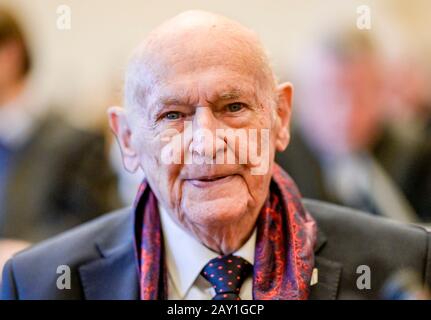 Hambourg, Allemagne. 14 février 2020. Marek Dunin-Wasowicz (93), citoyen polonais et ancien prisonnier du camp de concentration de Stutthof, apparaît comme témoin au procès d'un ancien garde SS de 93 ans pour avoir aidé et agressé des meurtres dans 5230 cas. Selon le ministère public, l'accusé, qui vit à Hambourg, était dans le camp de concentration de Stutthof en tant que jeune homme d'août 1944 à avril 1945. L'affaire sera entendue devant le tribunal pour mineurs. Crédit: Axel Heimken/Dpa-Pool/Dpa/Alay Live News Banque D'Images