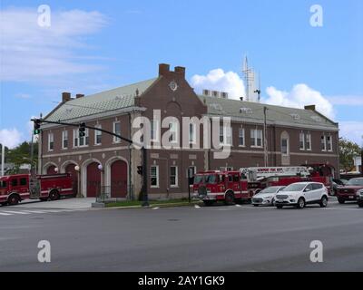 Newport, Rhode Island-septembre 2017 : les pompiers de Newport stationnés à l'extérieur d'un bâtiment de Newport. Banque D'Images