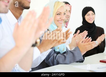 Groupe de gens d'affaires multiethniques applaudissant pendant la présentation Banque D'Images