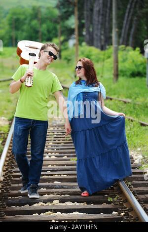 Joli couple sur le chemin de fer Banque D'Images