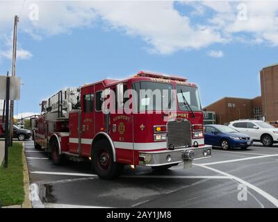 Newport, Rhode Island-septembre 2017 : le camion de pompiers de Newport s'arrête à une intersection à Newporrt Banque D'Images