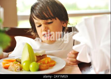 Refuser la nourriture, les enfants ne veulent pas manger Banque D'Images