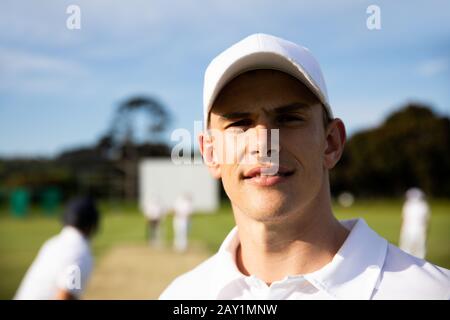 Joueur de cricket regardant l'appareil photo