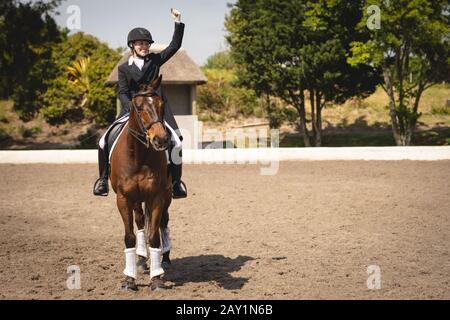 Femme caucasienne qui monte son cheval de dressage Banque D'Images