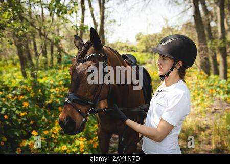Femme caucasienne avec son cheval Banque D'Images