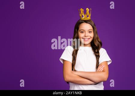 Portrait d'elle belle jolie jolie jolie jolie fille gaie à poil ondulé portant des bras repliés diadem isolés sur un brillant éclat vif Banque D'Images