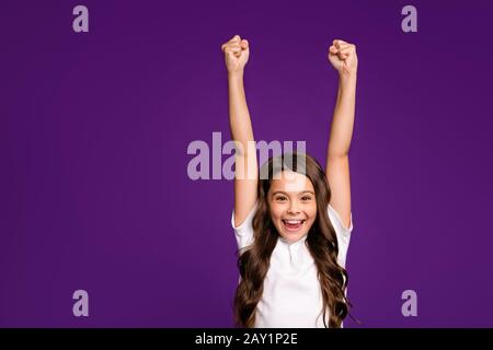 Gros plan portrait de sa belle jolie jolie jolie jolie jolie gaie gaie jeune fille aux cheveux ondulés se levant les mains ayant amusant isolé sur vif vif Banque D'Images